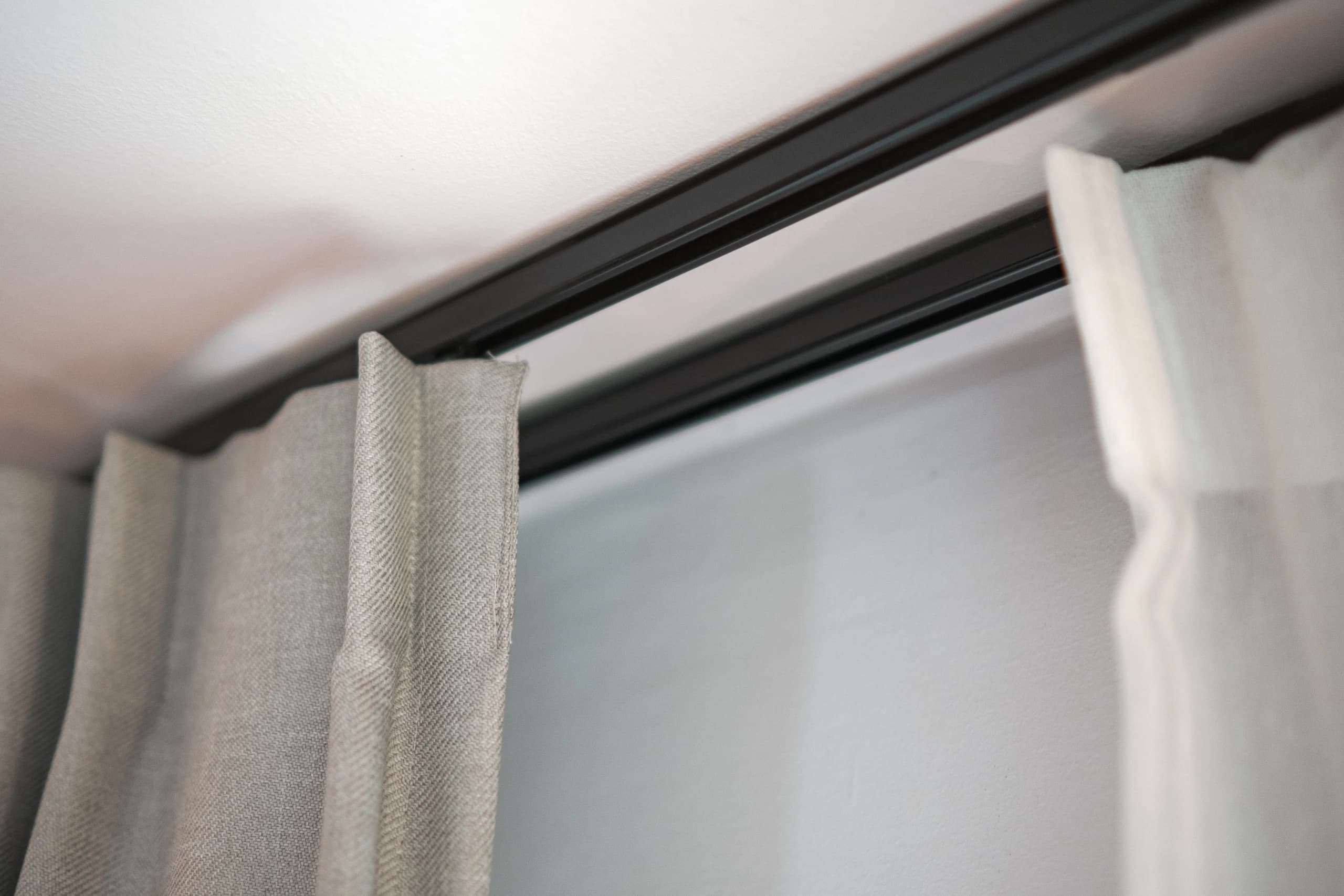 Profesjonalny monta\u017c karniszy elektrycznych w Warszawie