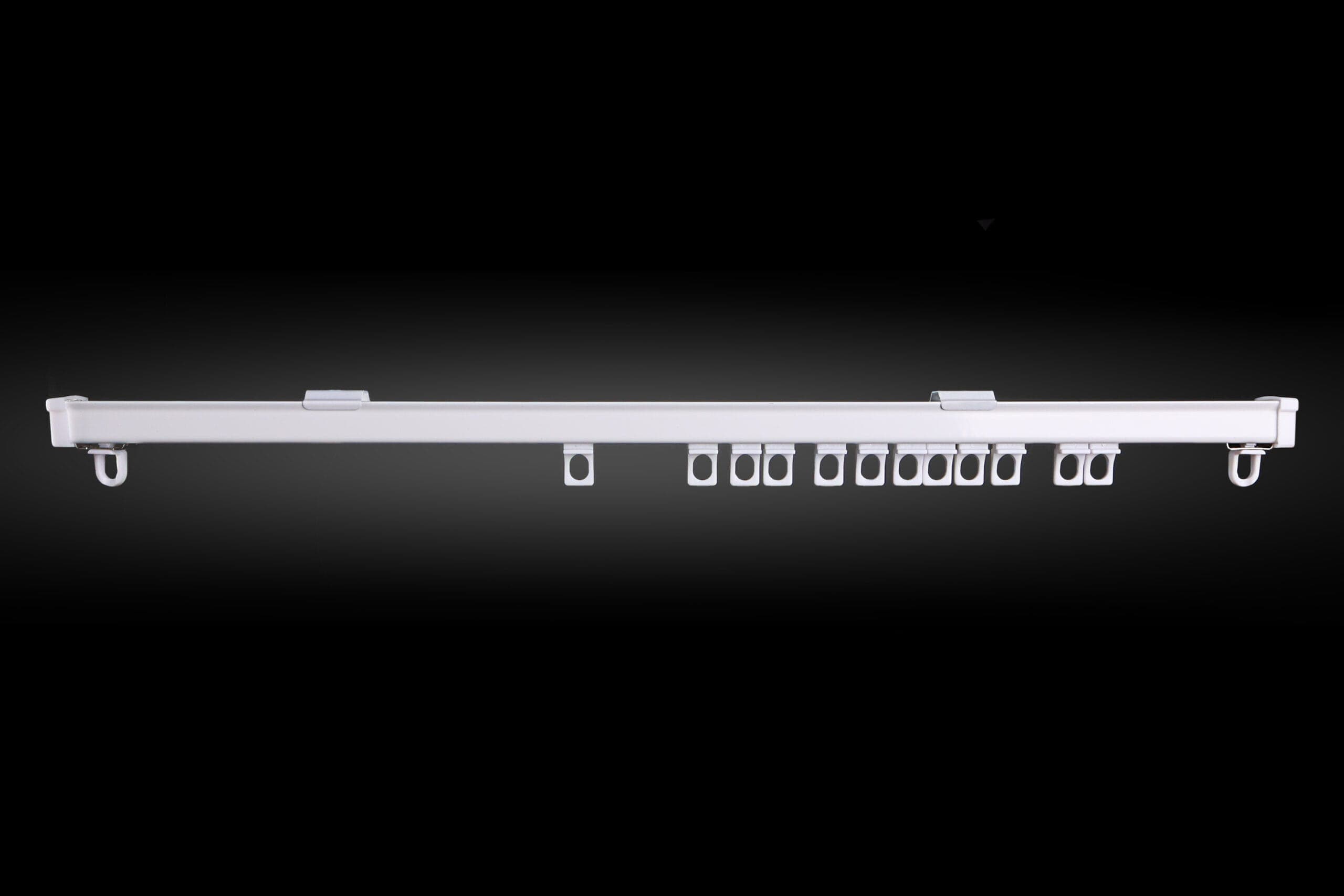 Biała szyna sufitowa po montażu