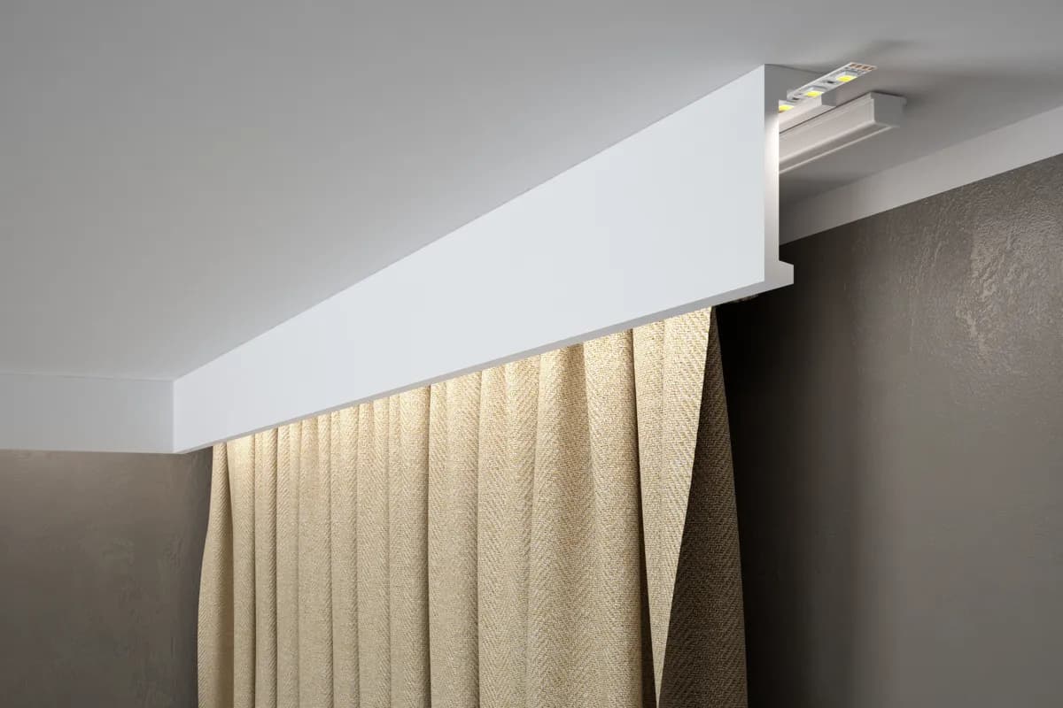 Biała maskownica karnisza QL026 z podświetleniem LED zamontowana nad oknem