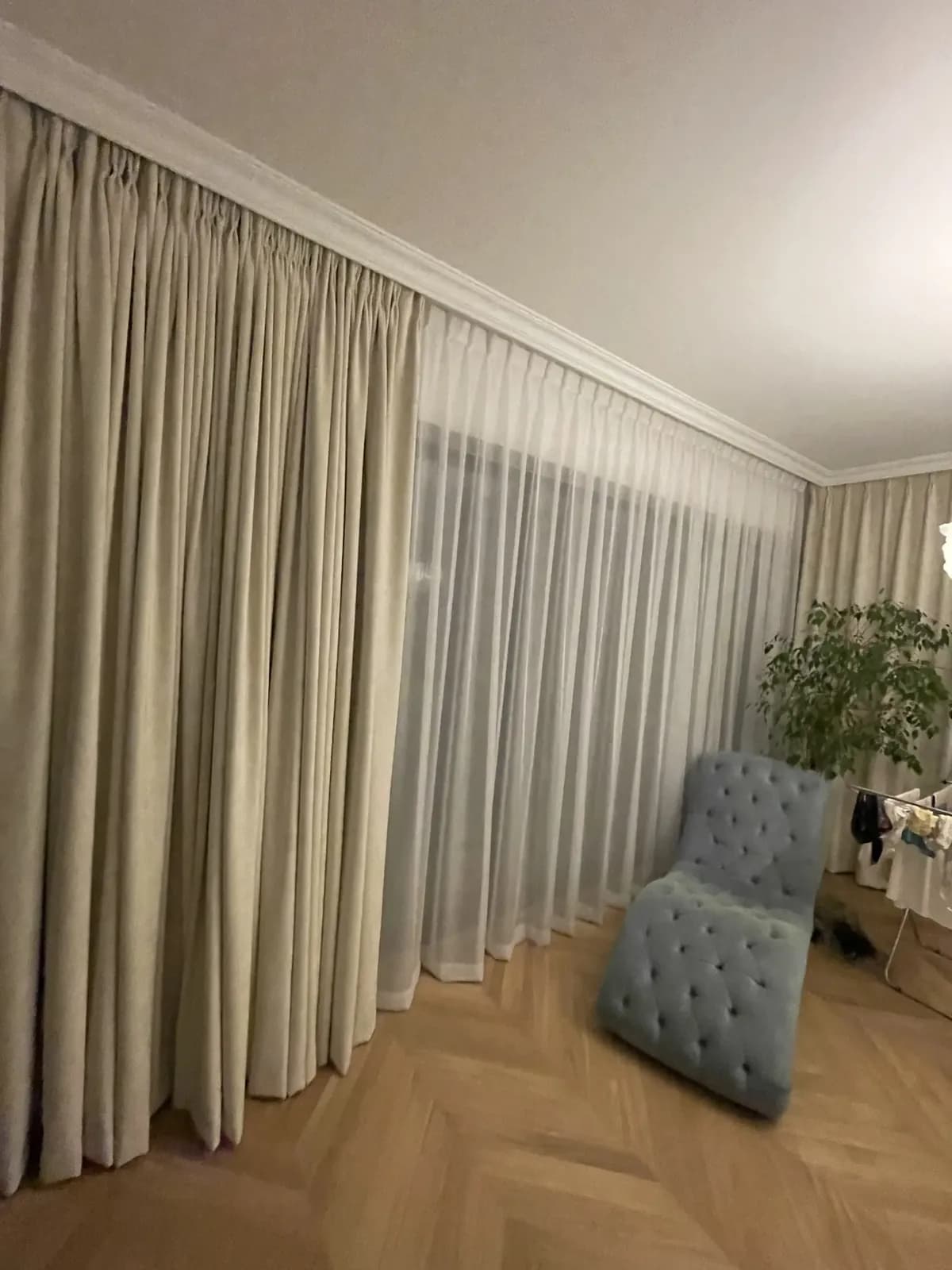 Salon z beżowymi zasłonami i firanami na szynie sufitowej — Łódź Polesie