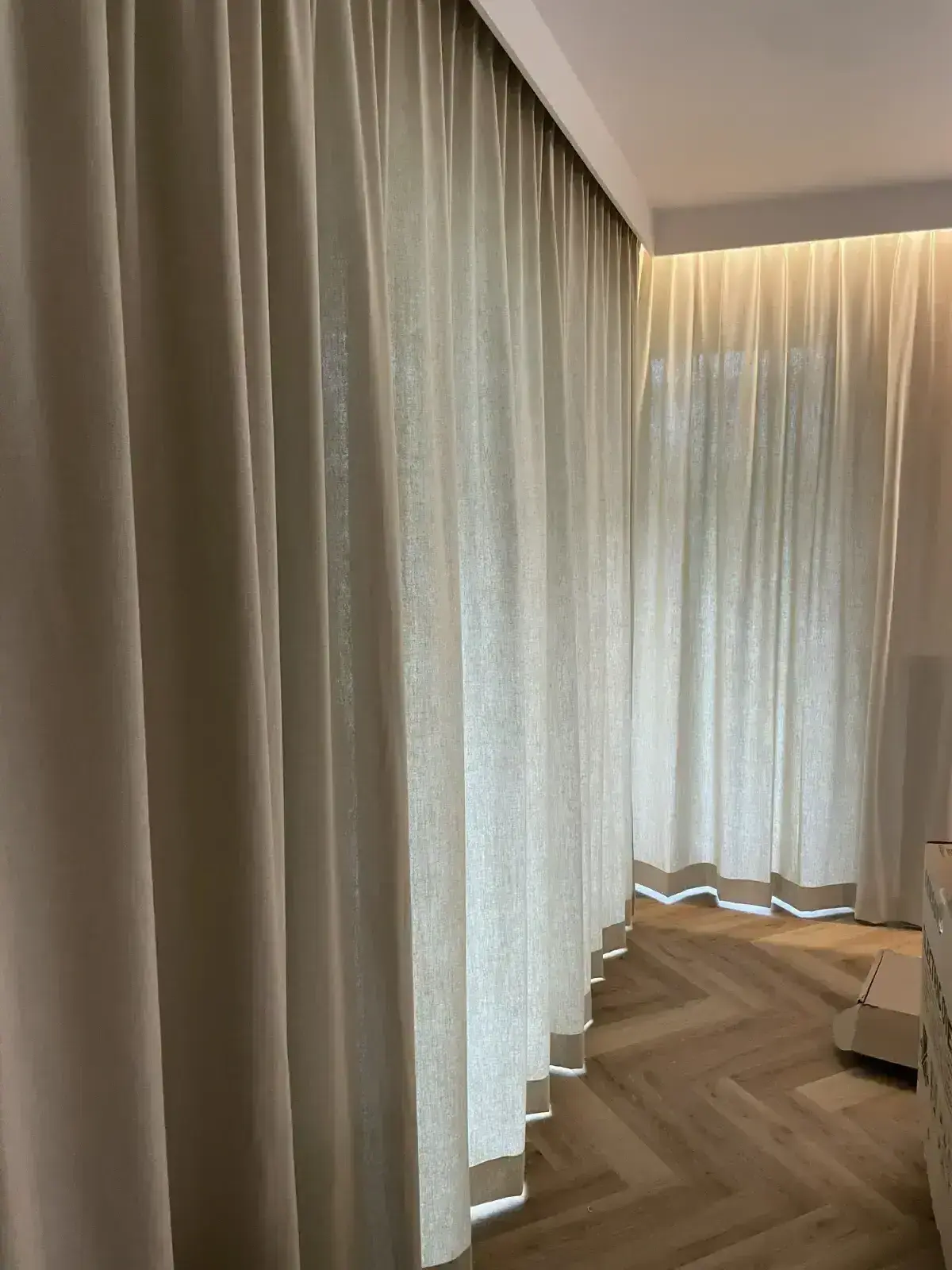 Zasłony na szynie sufitowej — detal marszczenia tkaniny Łódź