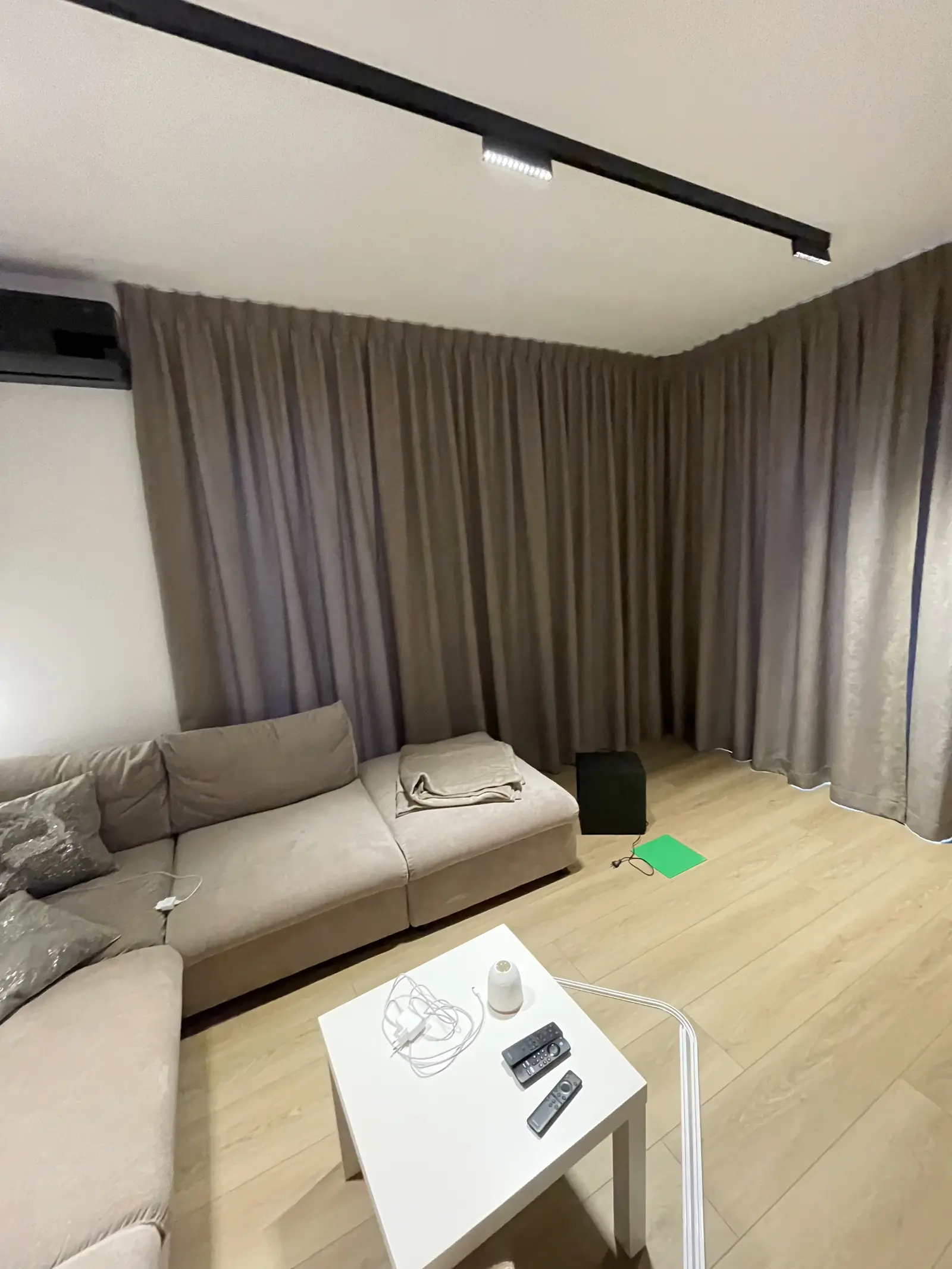 Realizacja: Szyna narożna — salon — Łódź, Bałuty