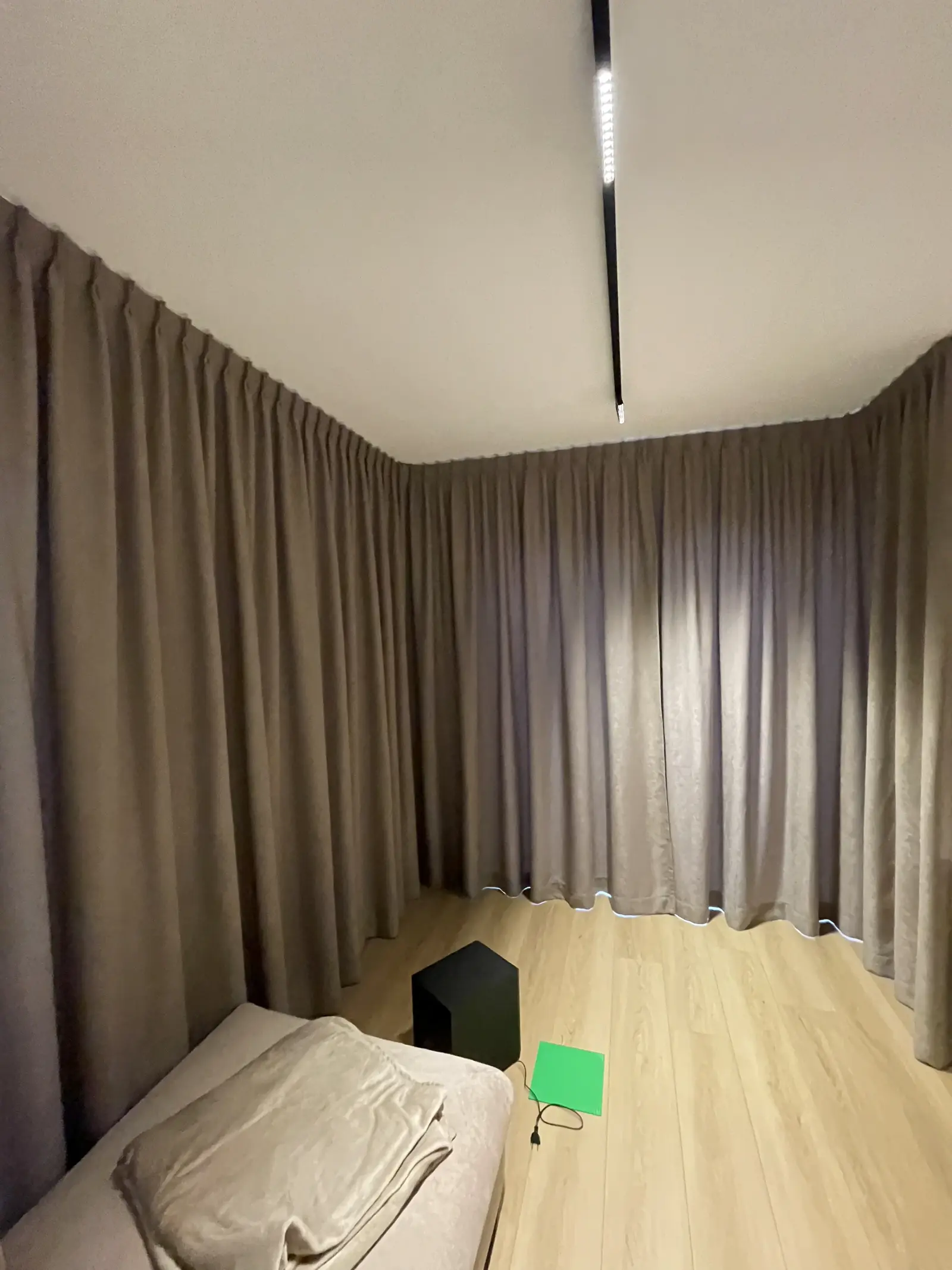 Salon z szarymi zasłonami zaciemniającymi — szyna sufitowa narożna Łódź