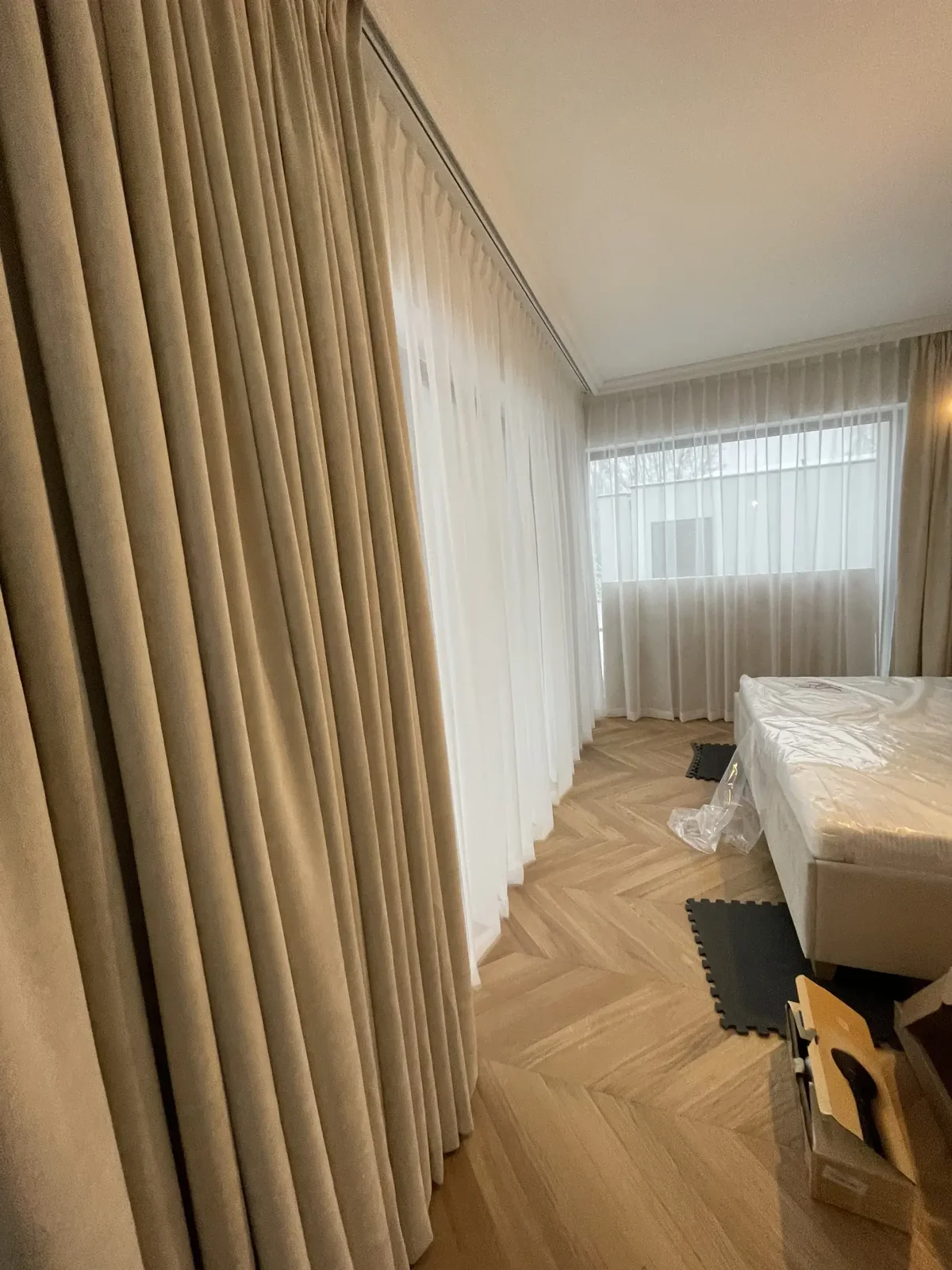 Sypialnia z zasłonami i firanami na szynie sufitowej — realizacja Łódź