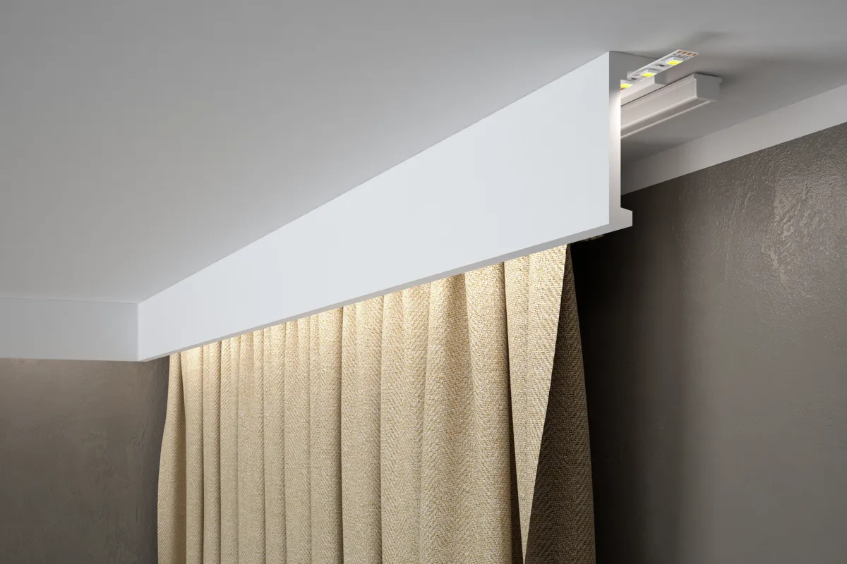 Biała maskownica karnisza QL026 z podświetleniem LED zamontowana nad oknem